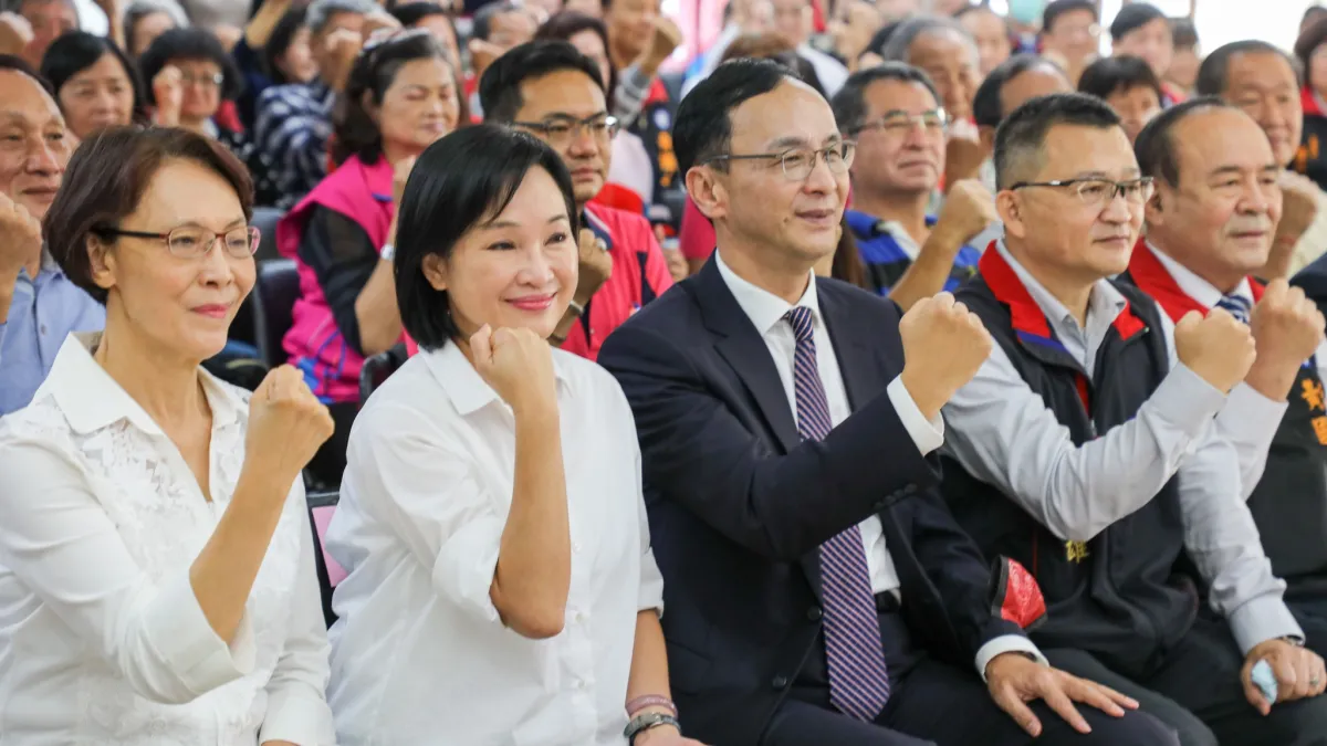國民黨高雄市黨部主委羅世雄(右二)自上任主委後,荒腔走板事蹟一籮筐,已經搞到國民黨高雄市黨部士氣崩盤。(取自國民黨高雄市黨部臉書)