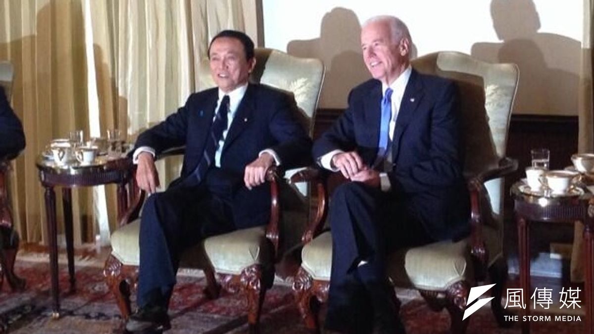美國副總統拜登(右)與日本財務大臣麻生太郎。 美國副總統拜登(右)與日本財務大臣麻生太郎。