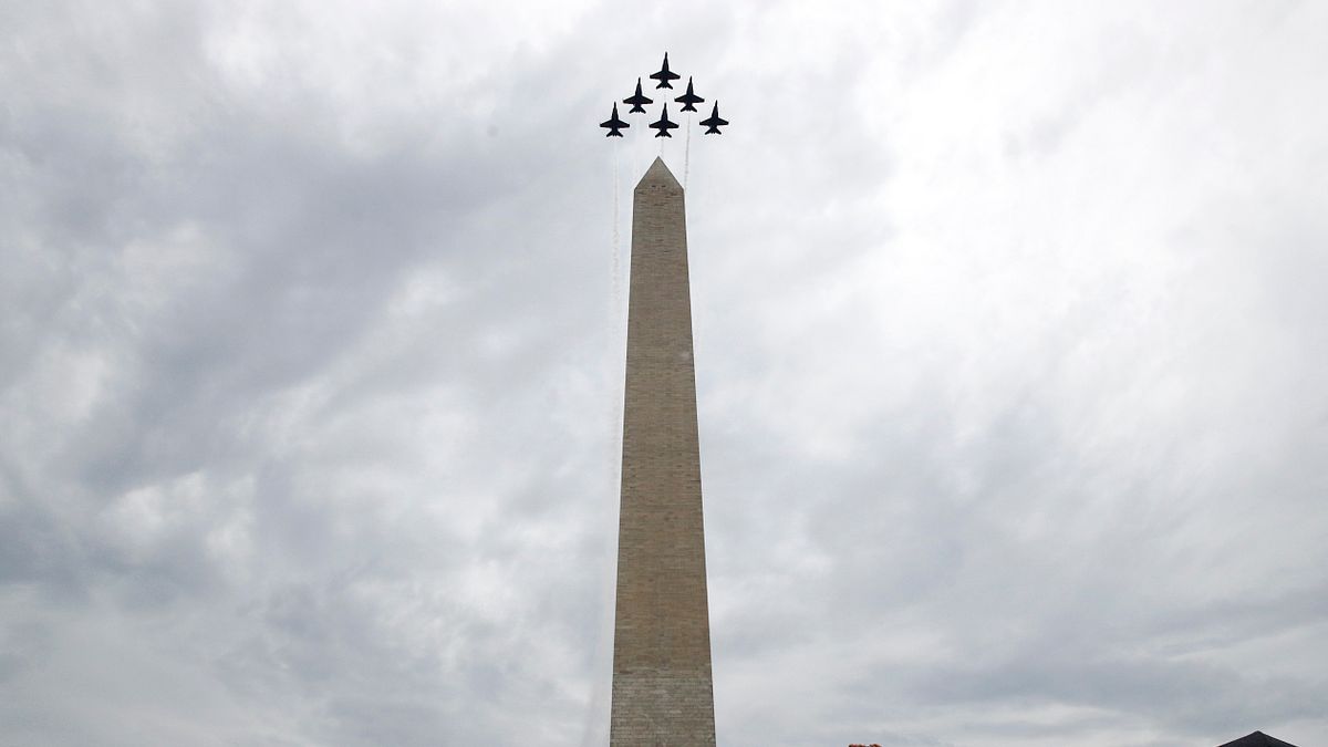 2019年7月4日,美國國慶閱兵,海軍「藍天使特技飛行隊」進行低空編隊飛行(AP) 2019年7月4日,美國國慶閱兵,海軍「藍天使特技飛行隊」進行低空編隊飛行(AP)