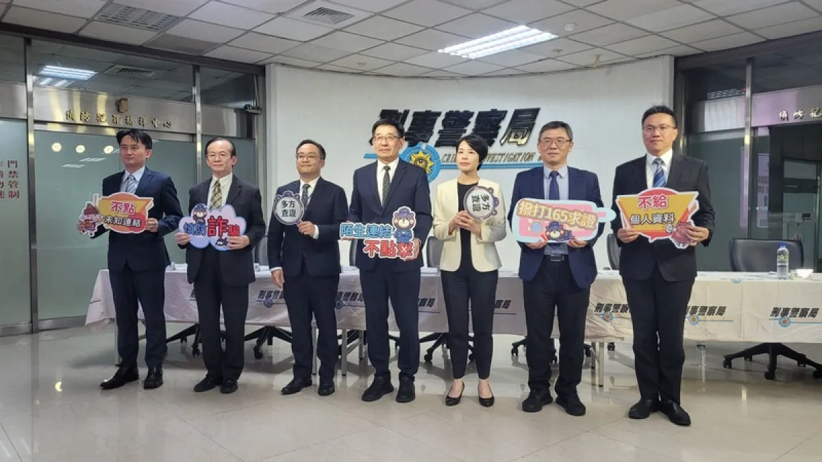 警政署刑事局表示,「幫忙投票」釣魚連結釀LINE帳號遭盜案頻傳,積極致力源頭防堵,月平均案減逾9成,顯見成效。圖為刑事局長邱紹洲(中)、LINE公司副總經理林若凡(右3)3日出席「防制LINE釣魚廣告詐騙」記者會。(中央社)
