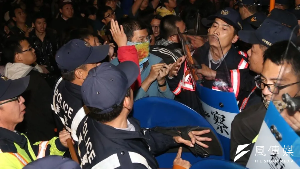 24日凌晨警方展開驅離行動,行政院周邊清空。(吳逸驊攝)