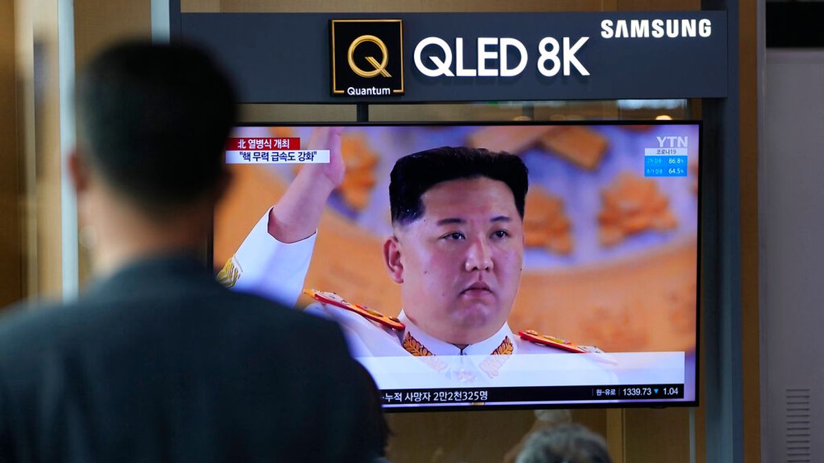 2022年4月25日,平壤舉行紀念朝鮮人民軍建軍90週年的閲兵式。圖為南韓民眾正在觀看北韓領導人金正恩的畫面。(美聯社) 2022年4月25日,平壤舉行紀念朝鮮人民軍建軍90週年的閲兵式。圖為南韓民眾正在觀看北韓領導人金正恩的畫面。(美聯社)