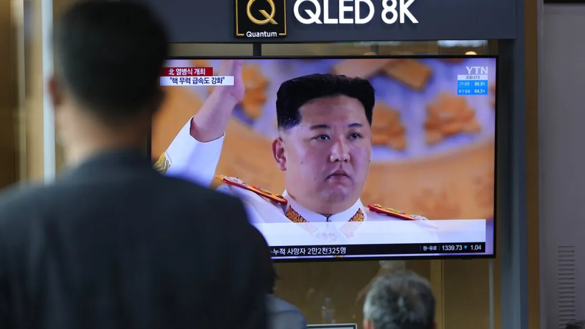 2022年4月25日,平壤舉行紀念朝鮮人民軍建軍90週年的閲兵式。圖為南韓民眾正在觀看北韓領導人金正恩的畫面。(美聯社)