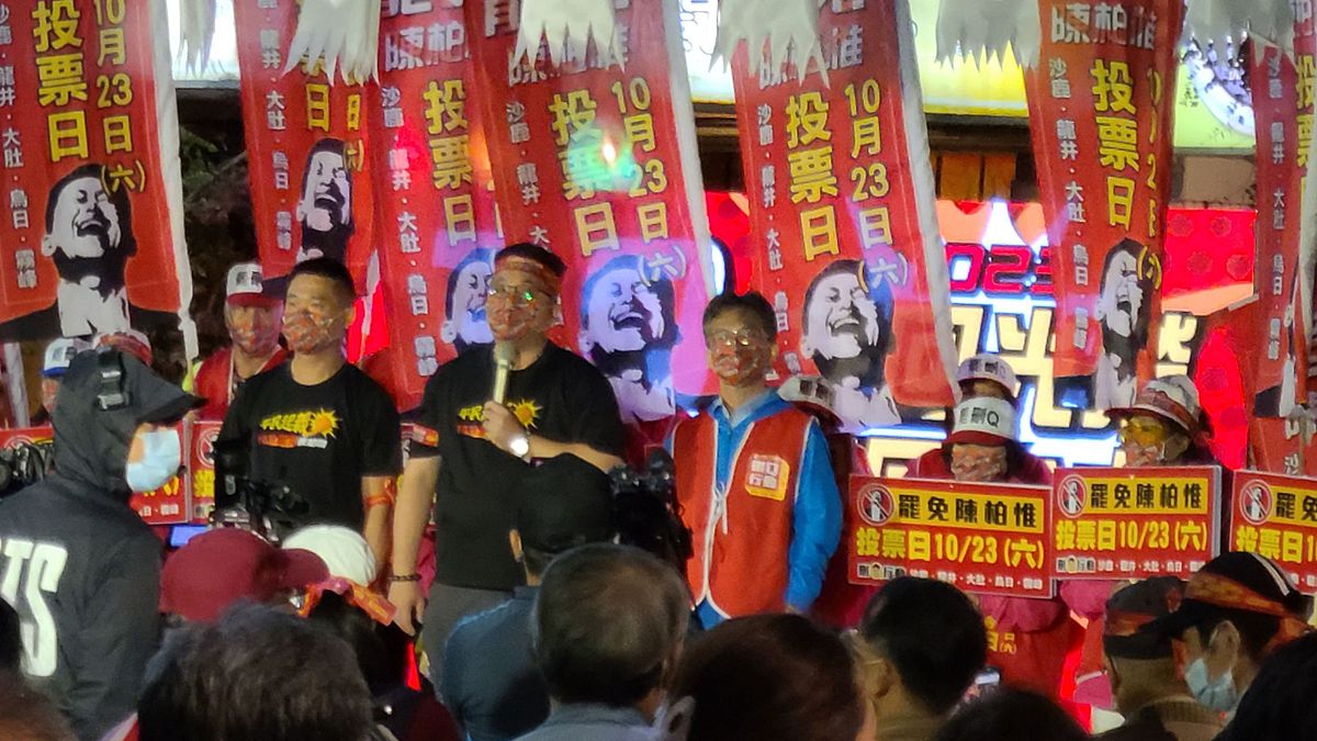 台灣基進立委陳柏惟罷免投票前最後一夜,民團「刪Q總部」22日晚間在東海藝術街商圈的科比意廣場舉行「歡送3Q之夜」。(潘維庭攝) 台灣基進立委陳柏惟罷免投票前最後一夜,民團「刪Q總部」22日晚間在東海藝術街商圈的科比意廣場舉行「歡送3Q之夜」。(潘維庭攝)