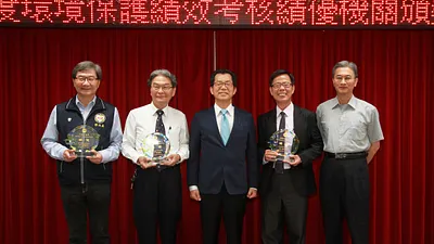 新竹市環保局長江盛任(右二)從環保署長李應元手中接獲優等獎座。(圖/新竹市政府提供)