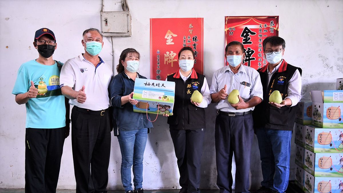 瑞穗鄉農會舉辦文旦評鑑成績出爐,縣長徐榛蔚親自貼榜祝賀。(圖/花蓮縣行政暨研考處提供) 瑞穗鄉農會舉辦文旦評鑑成績出爐,縣長徐榛蔚親自貼榜祝賀。(圖/花蓮縣行政暨研考處提供)