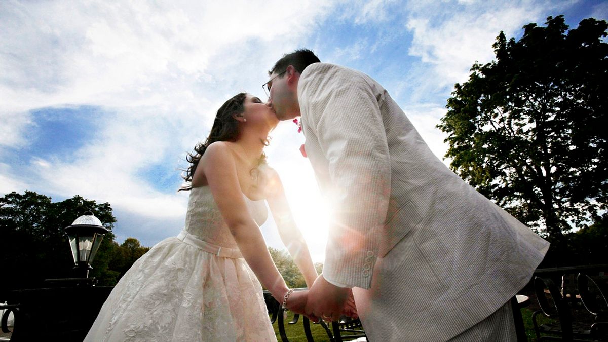 在家錦衣玉食,孝順得來不得了。若非要為嫁人,怎捨得把她送掉?哎呀弗說了,說了心頭煎熬。人世真是無常,活活就一輩子去了!