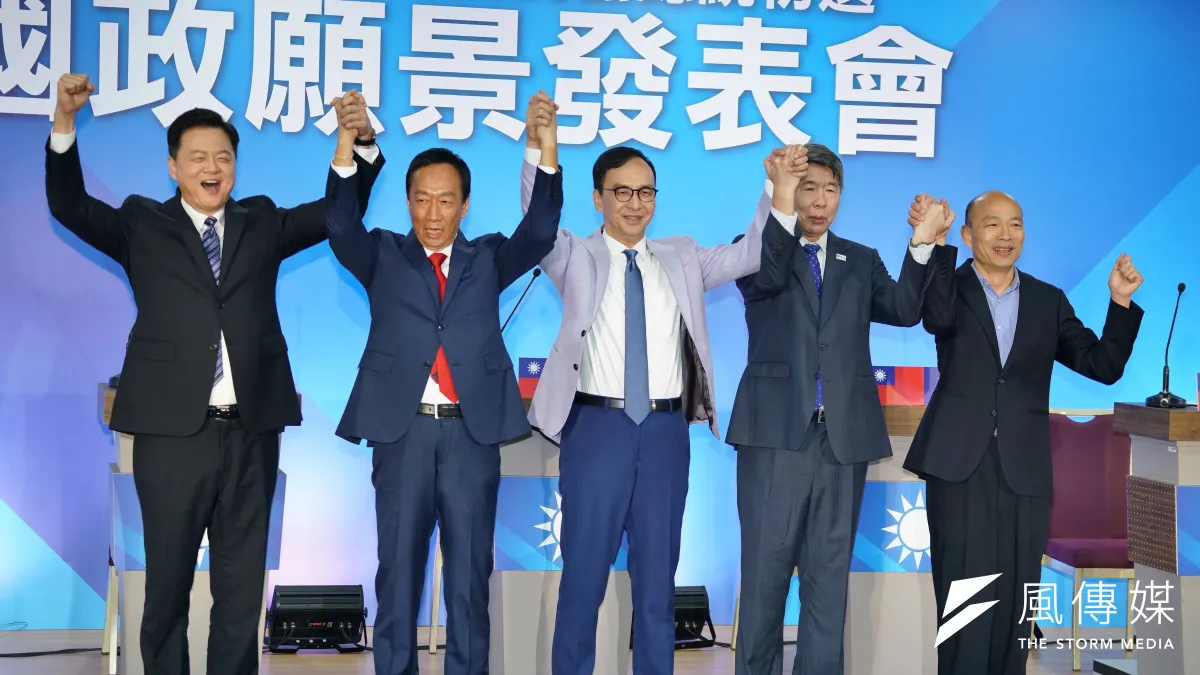 國民黨總統初選6日進行民調樣本的抽樣作業,黨中央邀請各陣營及律師到場見證並上網直播。圖為國民黨5為初選參選人於國政願景發表會會前合影。(資料照,盧逸峰攝)