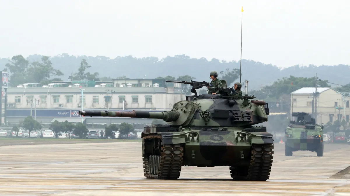 國軍「可恃戰力專案」近期將進行一波相當規模的兵力結構調整,傳出有拿招募壓力較大的裝甲旅、機步旅「開刀」的目的在裡頭。圖為裝甲部隊戰車演訓。(資料照,蘇仲泓攝)