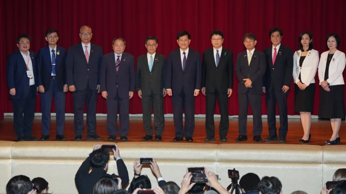 「台日外交国防フォーラム」が9日、台北市で開かれた。写真は左から矢板明夫執行長、余宗基元院長、陳文甲副学長、石平参議院議員、山田吉彦参議院議員、林佳龍外交部長、北村晴男参議院議員、西田薫衆議院議員、横田光弘衆議院議員、梅村みずほ参議院議員、三木圭恵衆議院議員。(写真/中央社、徐肇昌撮影)