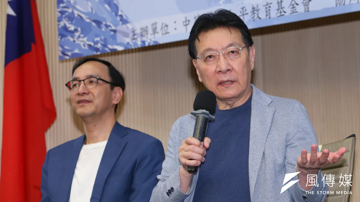 趙少康(右)、朱立倫今日出席青雁基金會召開「護憲保台論壇」,討論國民黨兩岸政策方向。(顏麟宇攝)