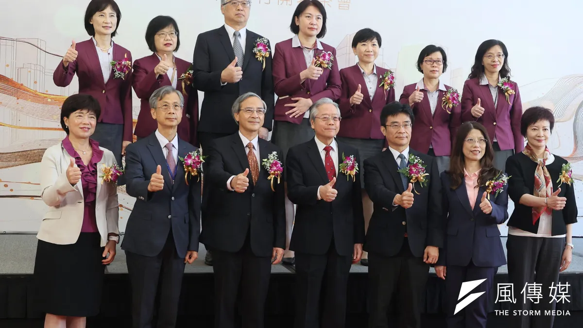 兆豐銀行26日舉辦「富饒之兆 豐盈滿載-兆豐私人銀行開幕活動」,財政部政務次長阮清華(前排左三)、中央銀行外匯局長蔡炯民(前排右三)、兆豐金控董事長雷仲達(前排中)、兆豐金控總經理蕭玉美(前排右二)等人出席。(柯承惠攝)