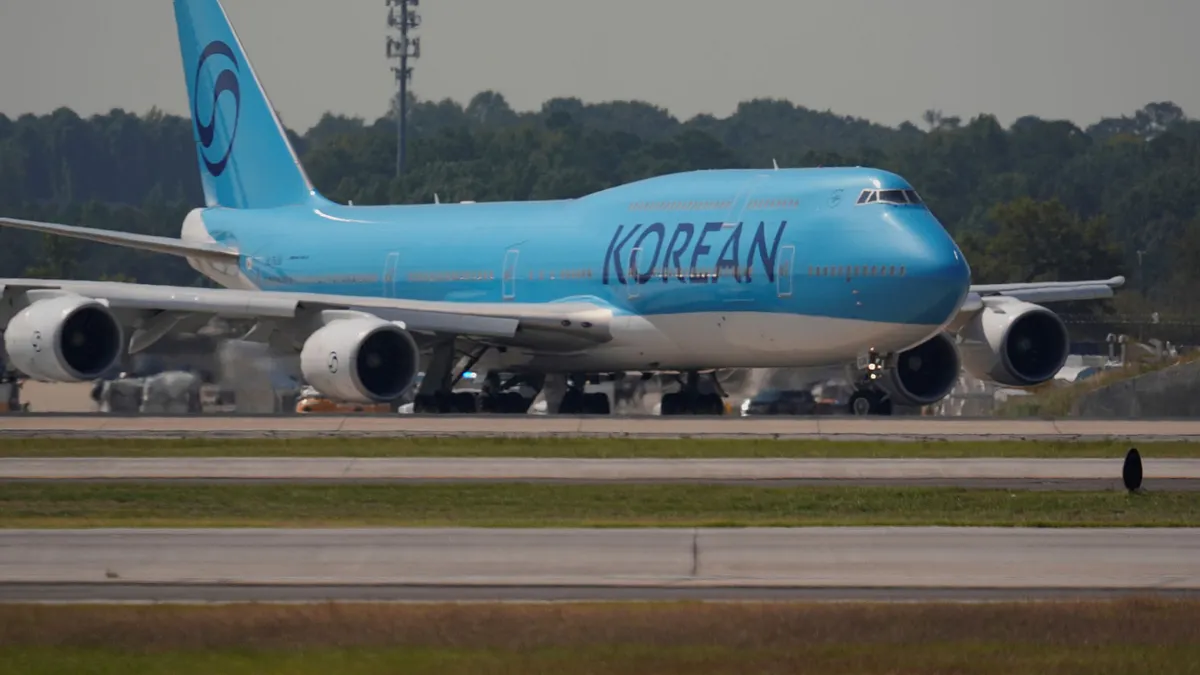 韓航專機從亞特蘭大直接將300多名南韓勞工接回國內。(美聯社) 韓航專機從亞特蘭大直接將300多名南韓勞工接回國內。(美聯社)