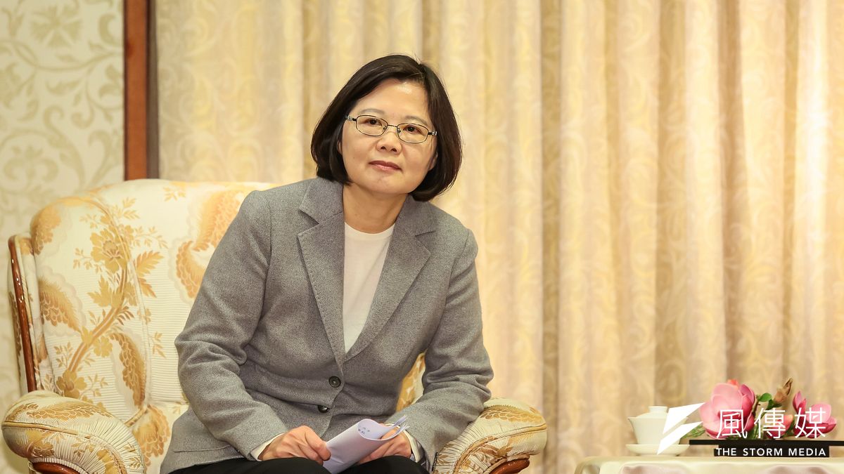 總統當選人蔡英文即將上台執政,面對低迷的國家局勢,據報導,蔡英文正埋頭苦讀,專心讀《國家為什麼會失敗》等書。(顏麟宇攝) 總統當選人蔡英文即將上台執政,面對低迷的國家局勢,據報導,蔡英文正埋頭苦讀,專心讀《國家為什麼會失敗》等書。(顏麟宇攝)