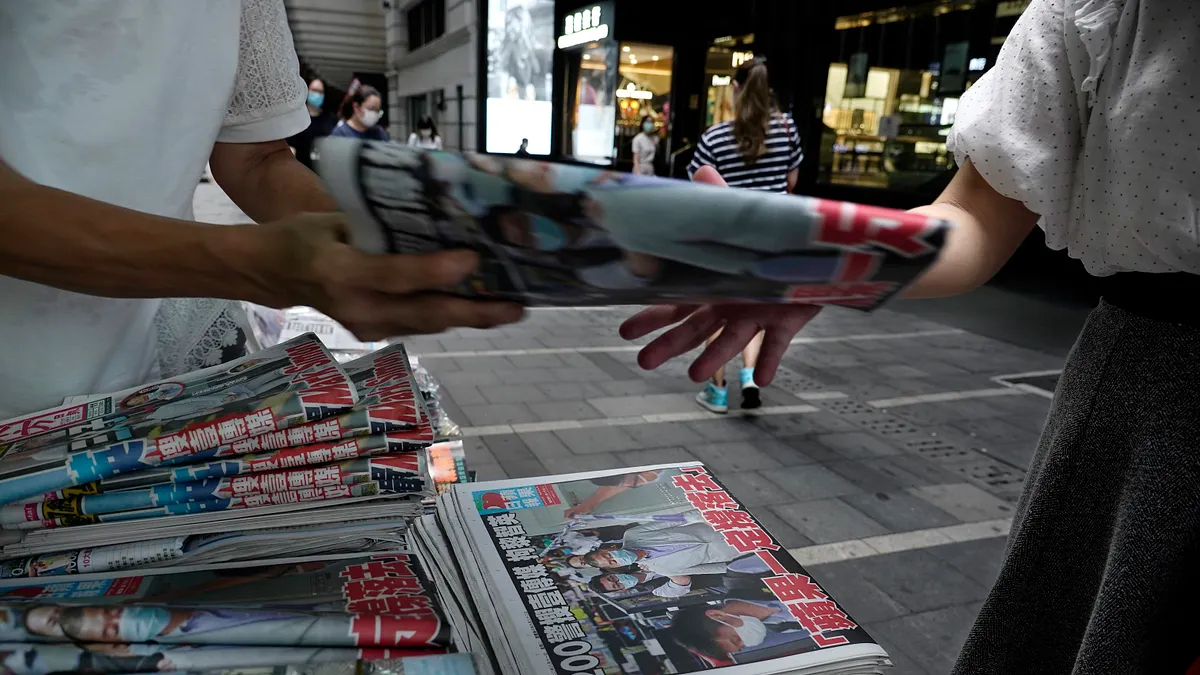 香港壹傳媒創辦人黎智英日前遭香港警方以涉違反《港版國安法》為由逮補,集團旗下的蘋果日報銷售更加搶手。(美聯社) 香港壹傳媒創辦人黎智英日前遭香港警方以涉違反《港版國安法》為由逮補,集團旗下的蘋果日報銷售更加搶手。(美聯社)