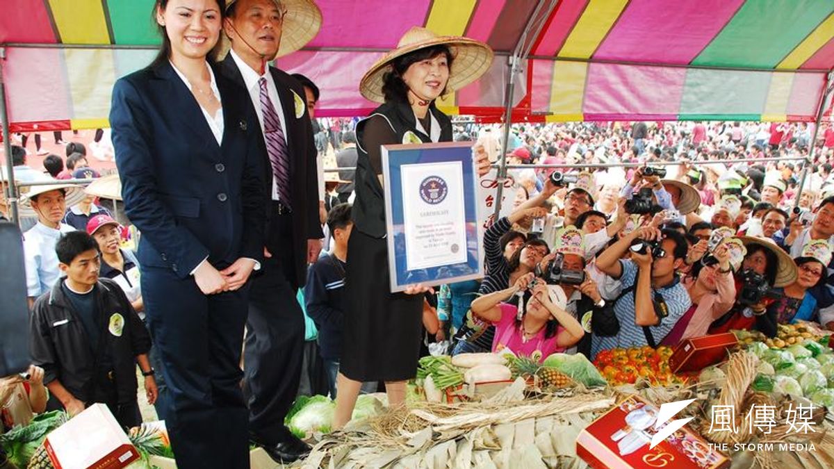 金氏世界紀錄認證專員頒發世界最大顆肉粽證書給雲林。(作者提供) 金氏世界紀錄認證專員頒發世界最大顆肉粽證書給雲林。(作者提供)