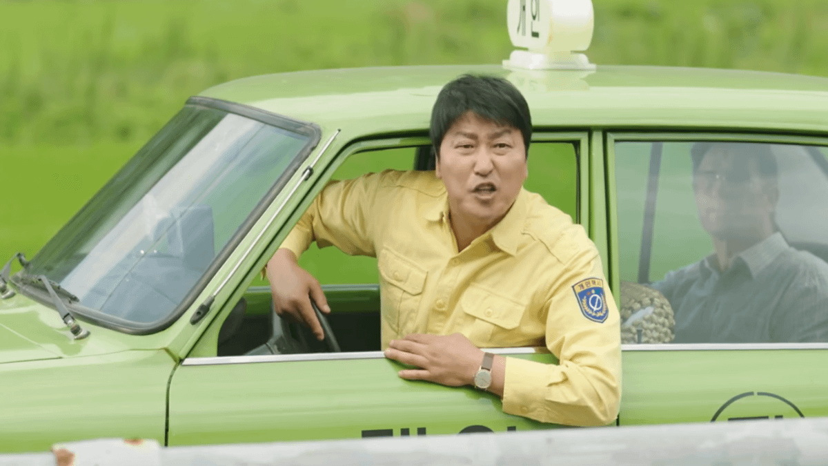 韓片《我只是個計程車司機》講述1980年5月18日韓國光州民主化運動前夕,一名漢城的計程車司機為了豐厚的車資而冒險載上德國記者來到光州的故事。(圖/翻攝自youtube) 韓片《我只是個計程車司機》講述1980年5月18日韓國光州民主化運動前夕,一名漢城的計程車司機為了豐厚的車資而冒險載上德國記者來到光州的故事。(圖/翻攝自youtube)