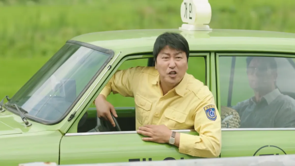 韓片《我只是個計程車司機》講述1980年5月18日韓國光州民主化運動前夕,一名漢城的計程車司機為了豐厚的車資而冒險載上德國記者來到光州的故事。(圖/翻攝自youtube)