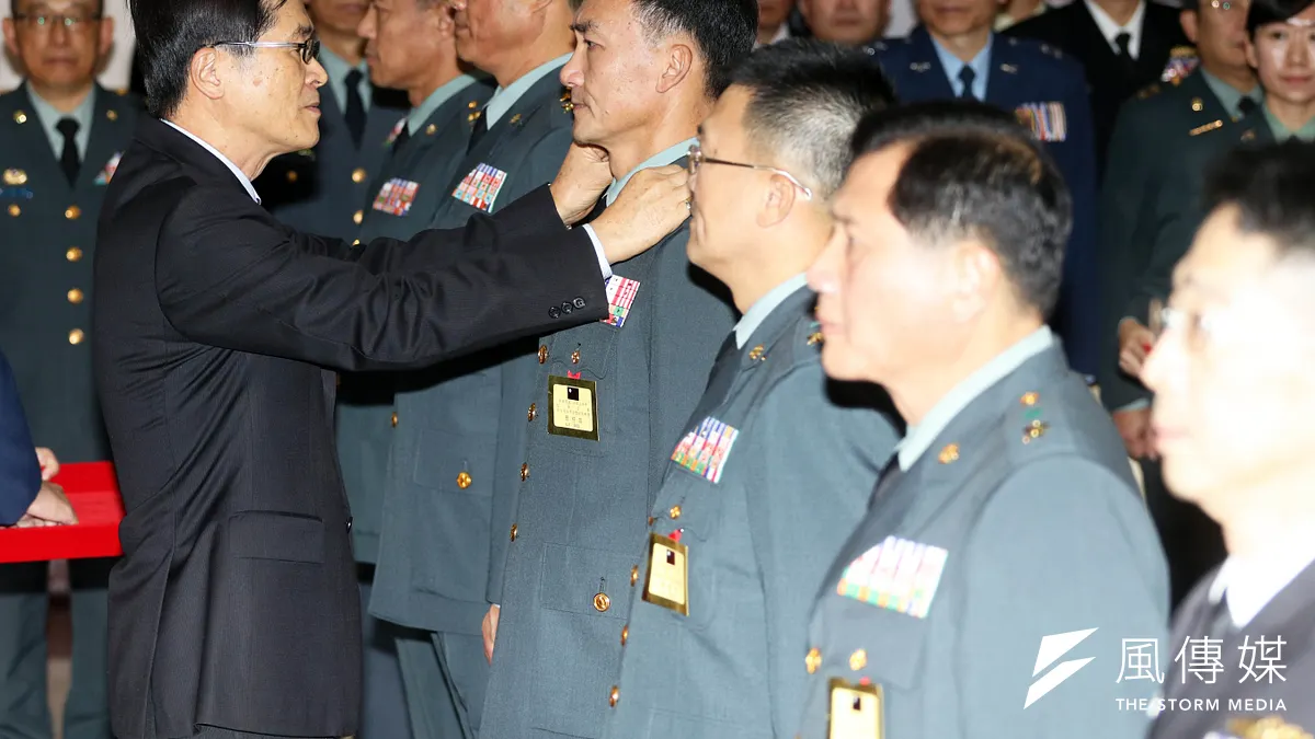國軍108年上半年將官晉升典禮。國防部長嚴德發授予晉任將官上階。(蘇仲泓攝)