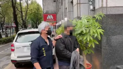 PEETA葛格被上銬移送。(圖/翻攝自記者爆料網)