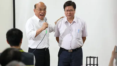 新北市長參選人蘇貞昌(左)7日赴汐止與里長座談,肯定前水利署長陳伸賢(右)治水政績。(取自蘇貞昌臉書)