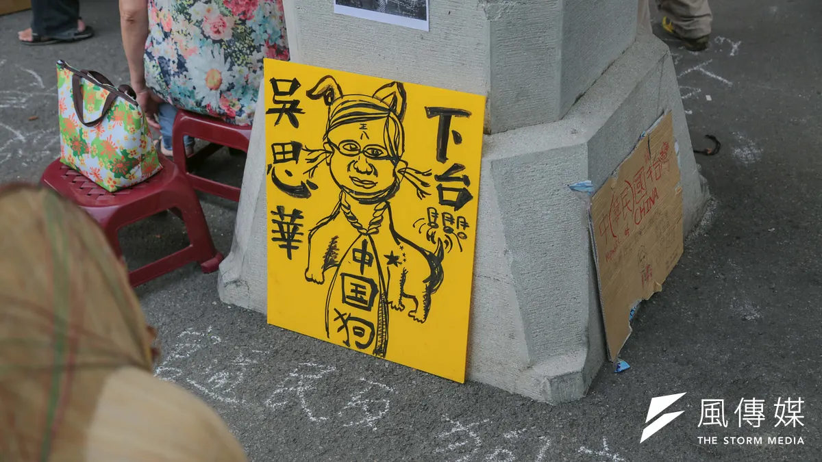 8月1日,反課綱學生佔領教育部廣場第二天(余志偉攝) 8月1日,反課綱學生佔領教育部廣場第二天(余志偉攝)