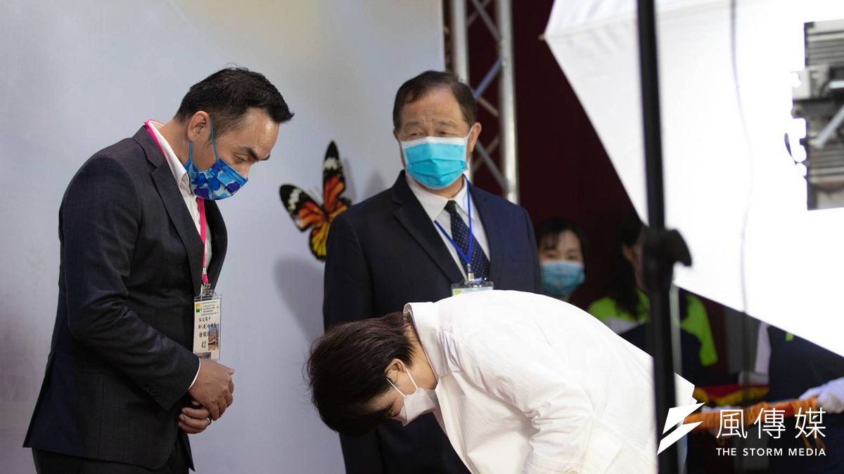 在國、高中家長會長授證典禮上,市長向家長代表鞠躬。(圖/陳又嘉) 在國、高中家長會長授證典禮上,市長向家長代表鞠躬。(圖/陳又嘉)