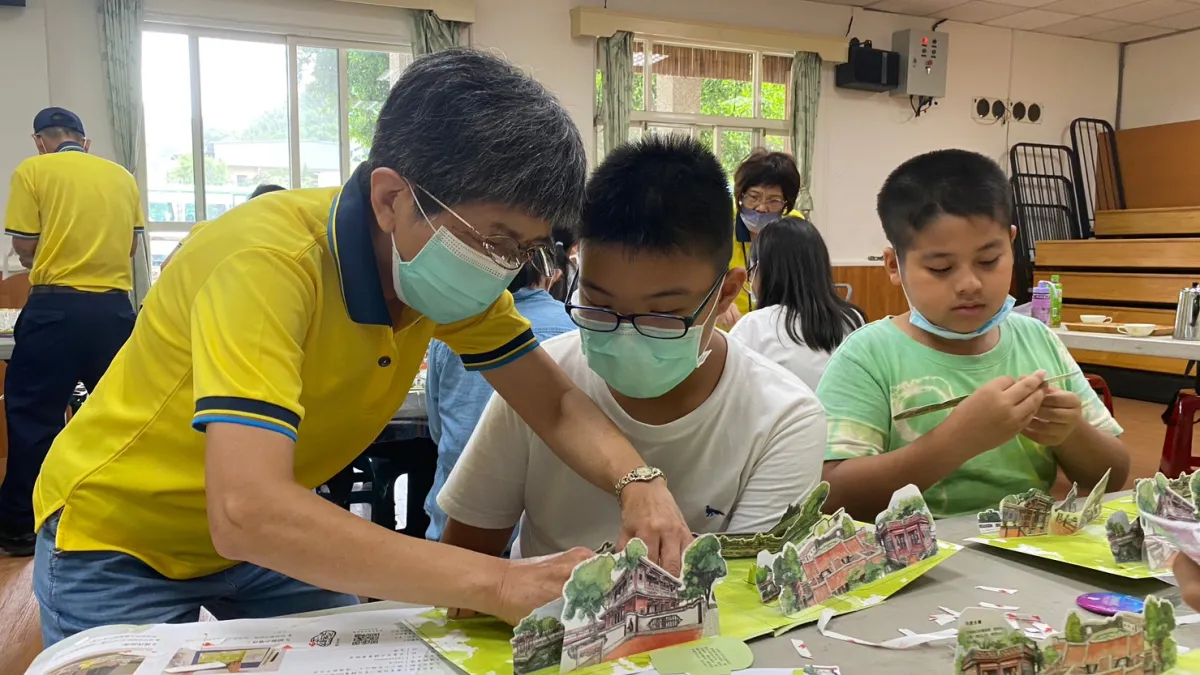 三峽五寮國小學生體驗一頁立體書DIY活動,將林家花園微型建築物展示於小書中。(圖/新北市政府文化局提供)