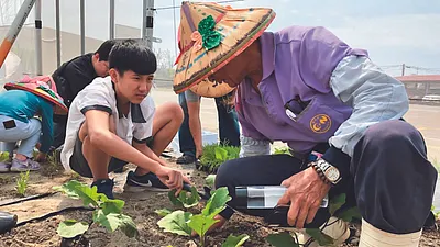 透過農事課程,長輩們除了可以傳承農務經驗知識,學生們也能有不同生活體驗。(圖/台中市政府提供)