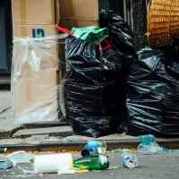 北市環保局近期修正檢舉獎勵辦法,將事業廢棄物非法棄置的檢舉獎金比例,從過去的 40% 到 50% 一口氣拉高到 75%,未來民眾檢舉一般事業廢棄物違規,獎金最少從 4,500 元起跳,若抓到情節嚴重的有害廢棄物,最低獎金更直接跳上 4 萬 5,000 元。(示意圖/取自unsplash) 北市環保局近期修正檢舉獎勵辦法,將事業廢棄物非法棄置的檢舉獎金比例,從過去的 40% 到 50% 一口氣拉高到 75%,未來民眾檢舉一般事業廢棄物違規,獎金最少從 4,500 元起跳,若抓到情節嚴重的有害廢棄物,最低獎金更直接跳上 4 萬 5,000 元。(示意圖/取自unsplash)