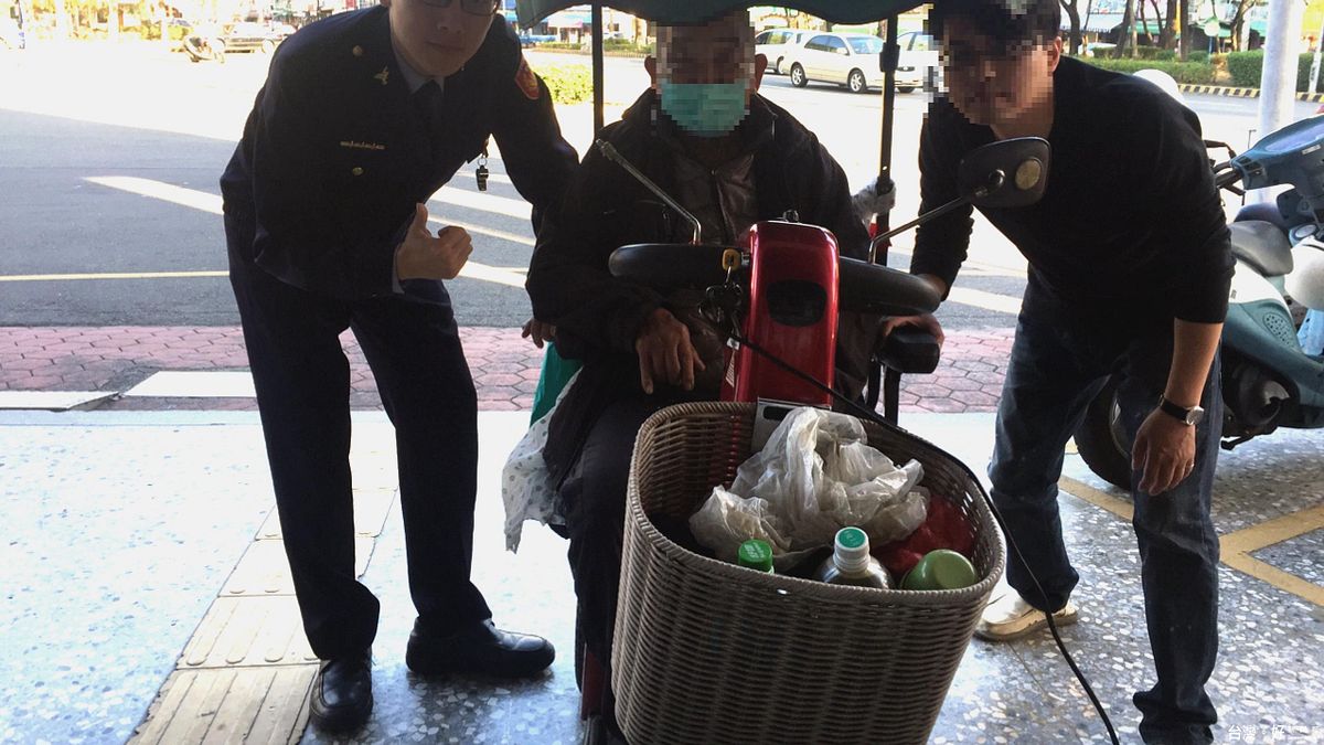 除夕外出買菜車卻拋錨 警獲報助老翁返家團聚 除夕外出買菜車卻拋錨 警獲報助老翁返家團聚