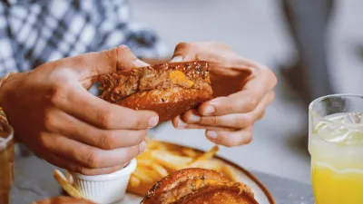 有網友表示「Q Burger」裝潢明亮、生意又好,好奇想問「Q Burger是這幾年最強早餐店嗎?」(示意圖/取自pexels)