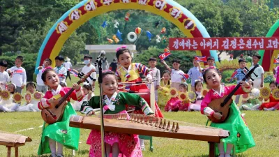 北韓平壤幼稚園舉行國際兒童節活動。(美聯社)