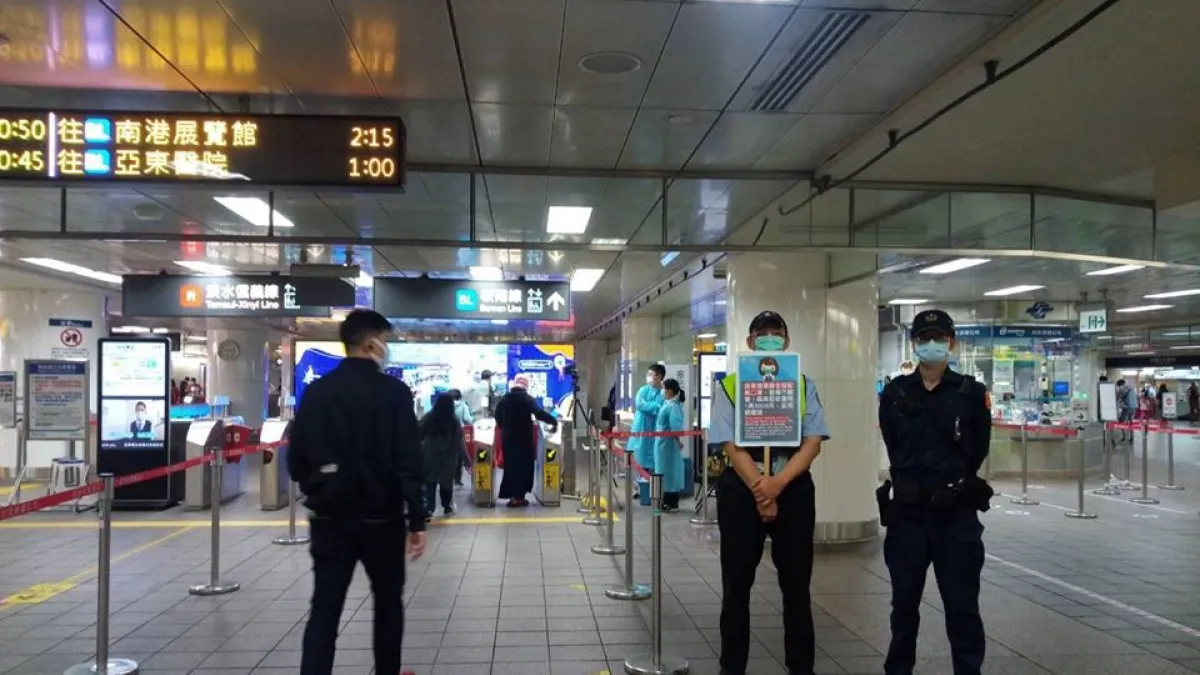 台北捷運自4日開始,進入閘門、搭乘捷運都必須全程佩戴口罩。(台北市政府提供)