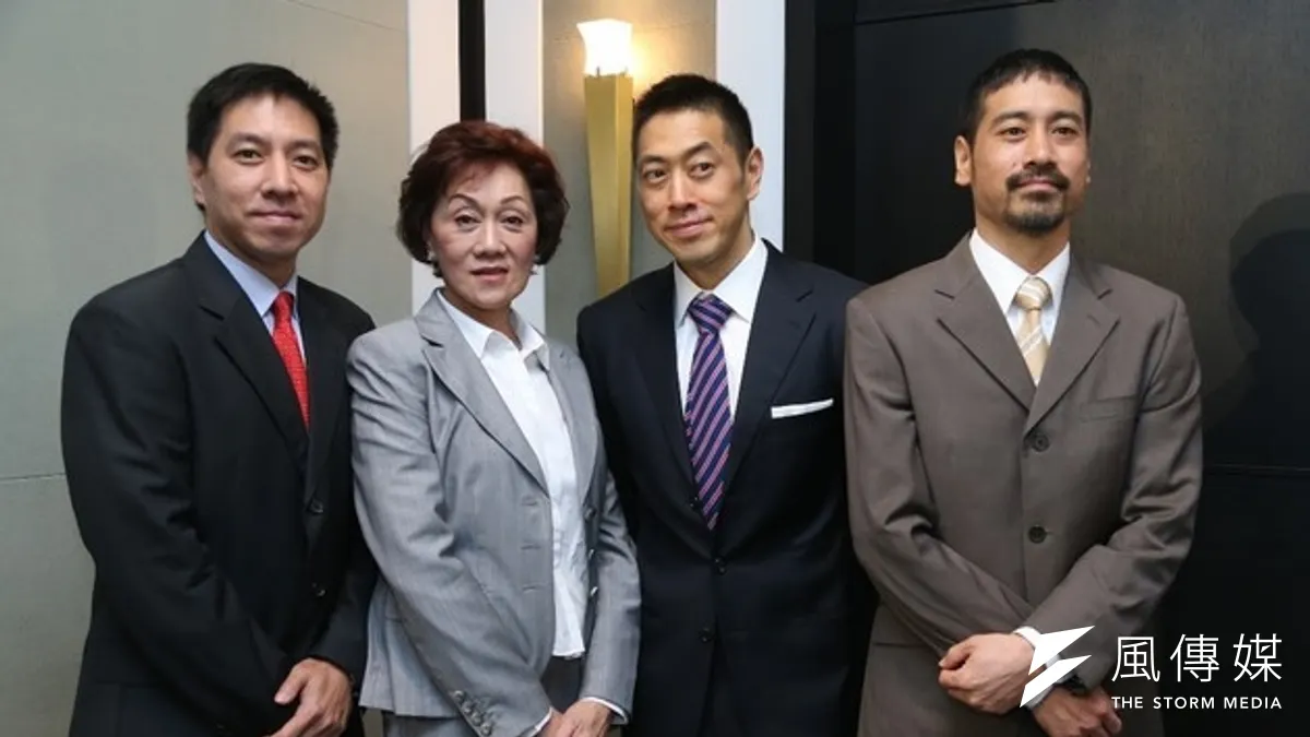 國內美式餐飲龍頭赫士盟集團與嘉泥集團合資興建大樓,將於9月開幕,葛家二代3兄弟在8日的記者會上首度與母親同台亮相,左起為葛世中、葛楊婉華、葛世傑、葛世偉。(吳逸驊攝) 國內美式餐飲龍頭赫士盟集團與嘉泥集團合資興建大樓,將於9月開幕,葛家二代3兄弟在8日的記者會上首度與母親同台亮相,左起為葛世中、葛楊婉華、葛世傑、葛世偉。(吳逸驊攝)