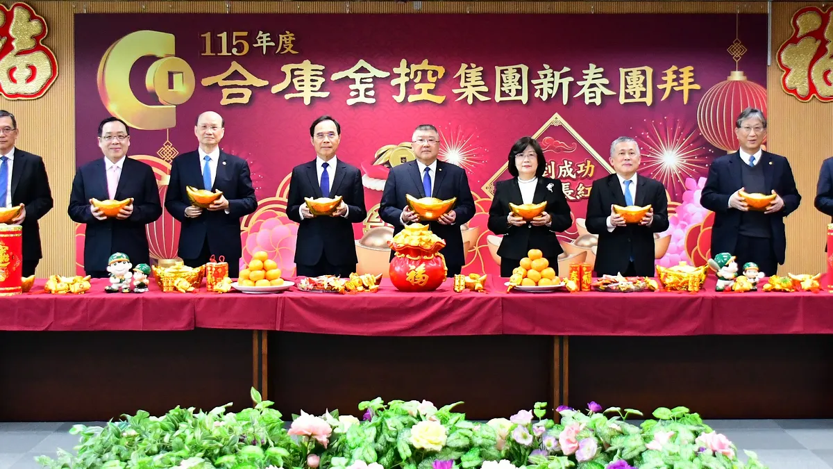 合庫創投董事長王育群(左起)、合庫票券董事長郭昭良、合庫人壽董事長徐錫漳、合庫金控總經理蘇佐政、合庫金控暨銀行董事長林衍茂、合庫銀行總經理王淑芳、合庫證券董事長袁中越、合庫資產董事長周俊隆、合庫投信總經理朱挺豪,23日出席新春團拜。(合庫金提供)
