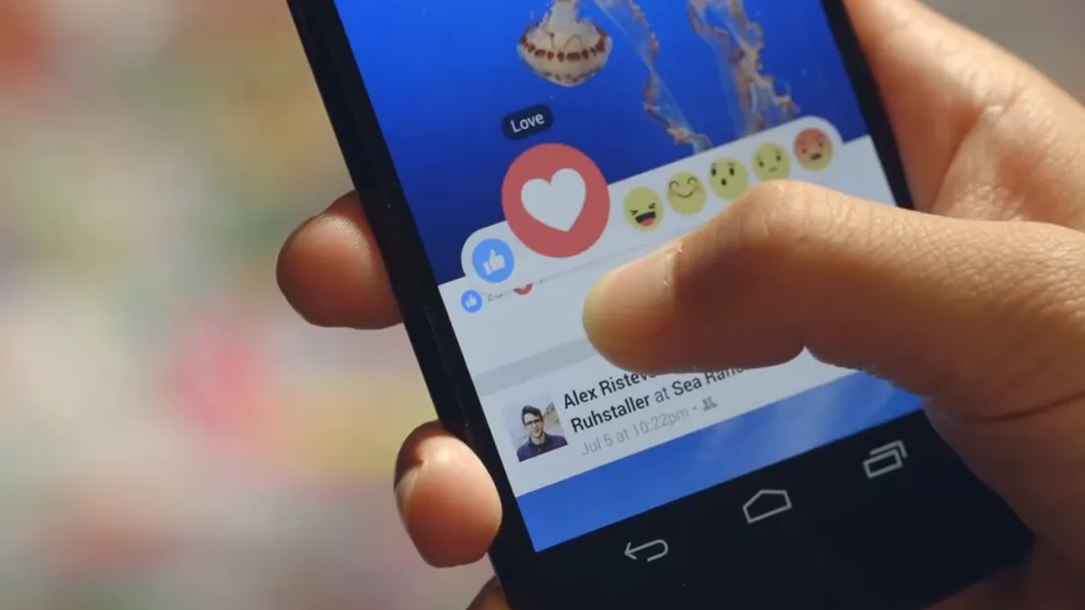 觀察LINE與臉書互動,看出他對妳有沒有意思!(取自YouTube) 觀察LINE與臉書互動,看出他對妳有沒有意思!(取自YouTube)