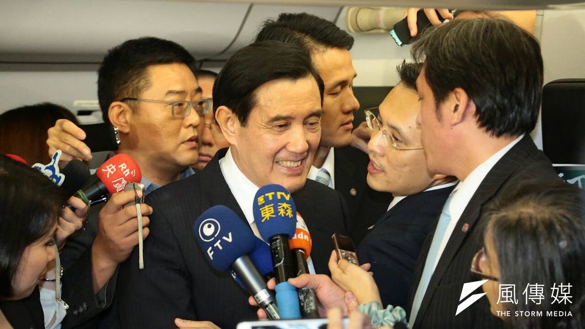 馬習會後,總統馬英九(中)在返台的總統班機上,接受媒體訪問。(顏麟宇攝) 馬習會後,總統馬英九(中)在返台的總統班機上,接受媒體訪問。(顏麟宇攝)