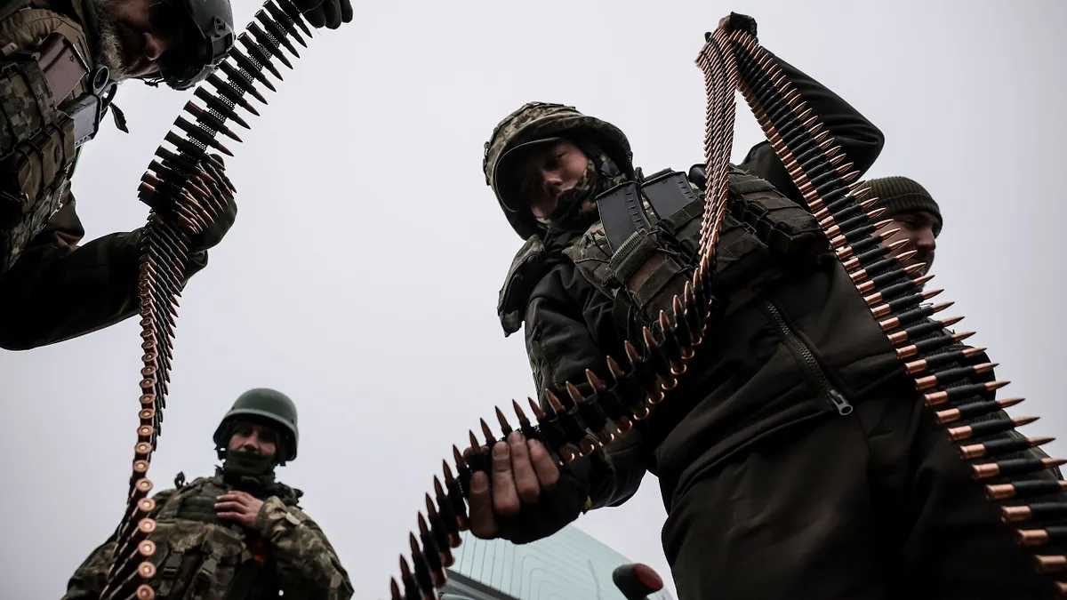 2024年11月29日、ウクライナ第24機械化旅団がドネツク州で訓練を実施。(AP通信) 2024年11月29日、ウクライナ第24機械化旅団がドネツク州で訓練を実施。(AP通信)