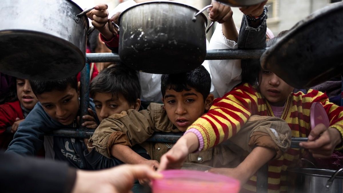 2024年2月16日,在加薩走廊南部大城拉法排隊領取免費食物的巴勒斯坦民眾。(美聯社) 2024年2月16日,在加薩走廊南部大城拉法排隊領取免費食物的巴勒斯坦民眾。(美聯社)