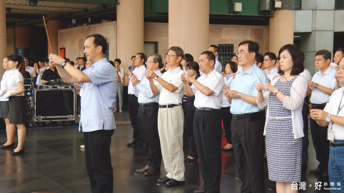朱立倫率市府員工普渡 環保公益祭中元