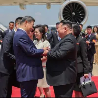 北京は平壌に対する主導権の奪還を狙い、北朝鮮はこれを機に核保有国としての地位を固め、経済的支援の獲得を図る。写真は平壌で会談する中国国家主席・習近平氏と北朝鮮最高指導者・金正恩氏。(写真/AP通信提供) 北京は平壌に対する主導権の奪還を狙い、北朝鮮はこれを機に核保有国としての地位を固め、経済的支援の獲得を図る。写真は平壌で会談する中国国家主席・習近平氏と北朝鮮最高指導者・金正恩氏。(写真/AP通信提供)