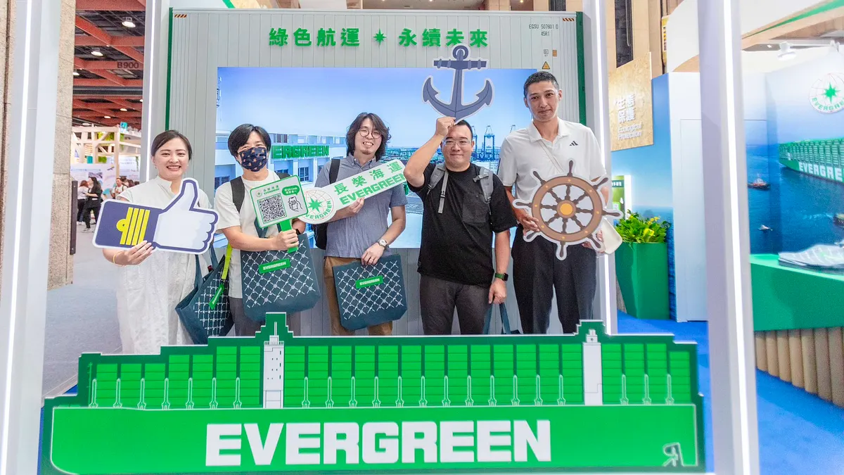 展場中特別設置「綠色航運 永續未來」拍照區,並製作各式手舉牌,供民眾拍照打卡留念。現場民眾開心合影!(圖/長榮海運) 展場中特別設置「綠色航運 永續未來」拍照區,並製作各式手舉牌,供民眾拍照打卡留念。現場民眾開心合影!(圖/長榮海運)