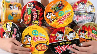 南韓三養食品當紅的辣雞麵(Buldak)與衍生口味。(翻攝自三養官方粉專)