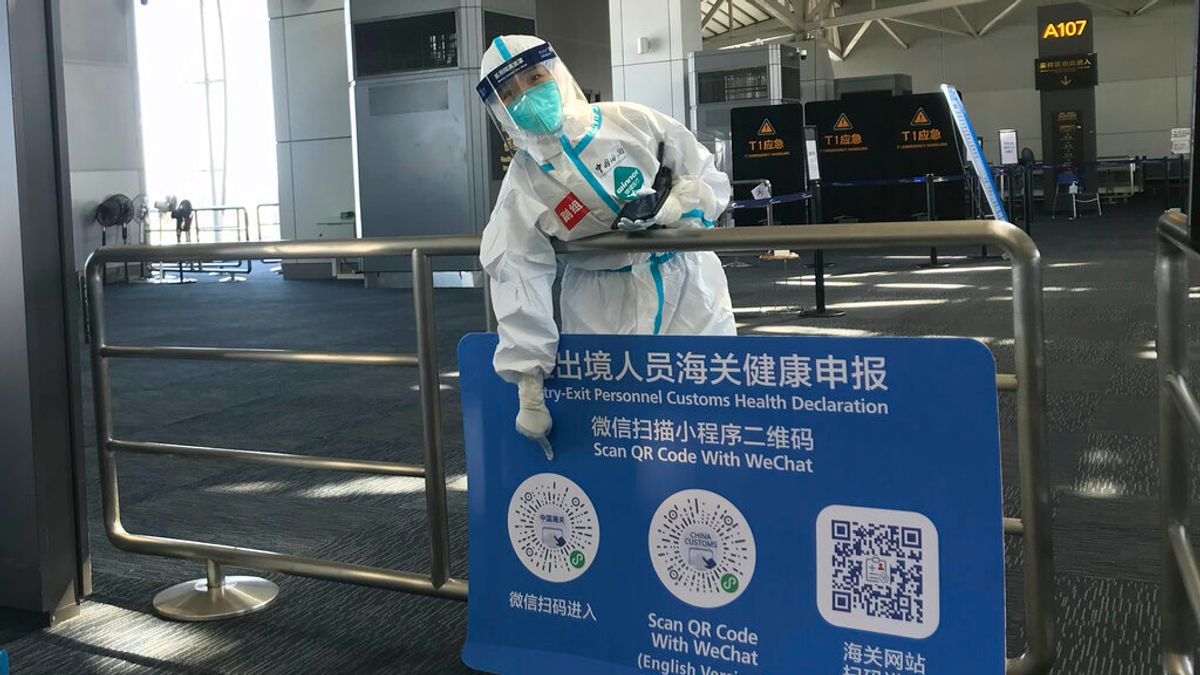2022年12月,廣州白雲機場的防疫人員提醒旅客申報健康狀況。(美聯社) 2022年12月,廣州白雲機場的防疫人員提醒旅客申報健康狀況。(美聯社)