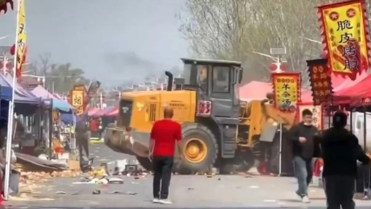 3月29日,北京一名男子開著推土機闖進市集,無差別輾壓。(李老師不是你老師X)