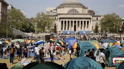 2024年4月26日,紐約哥倫比亞大學校園仍有許多抗議學生的帳篷。(美聯社)