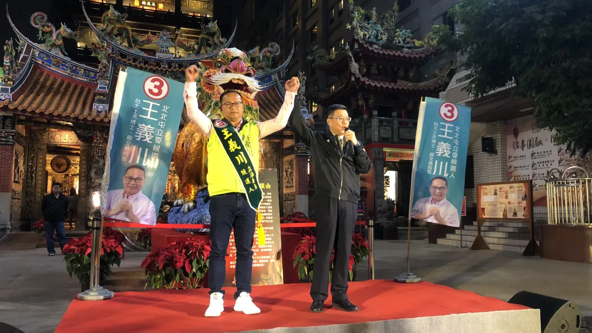 民進黨主席卓榮泰(右)15日晚間在台中替黨籍立委補選候選人王義川(左)站台時,盛讚王義川有氣魄、有力量、有膽識,這樣的立委就是民進黨一直在找的認真優質的立委。(民進黨提供)