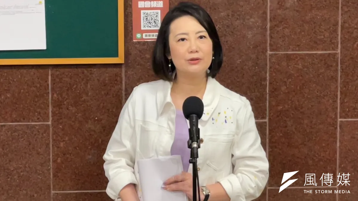 民進黨立法院黨團幹事長吳思瑤29日於黨團會議前接受媒體聯訪,談及電價議題。(鍾秉哲攝)