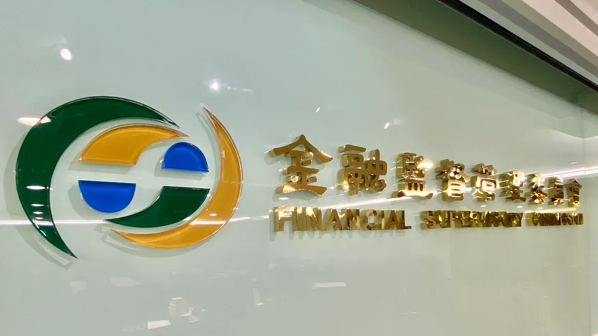 「你可以把TISA想像成一個萬用帳戶,」彭金隆用簡單的比喻解釋這個聽來專業的名詞:「就像是把所有的投資商品和優惠都整合在同一個帳戶裡。」(資料照/陳怡慈攝) 「你可以把TISA想像成一個萬用帳戶,」彭金隆用簡單的比喻解釋這個聽來專業的名詞:「就像是把所有的投資商品和優惠都整合在同一個帳戶裡。」(資料照/陳怡慈攝)